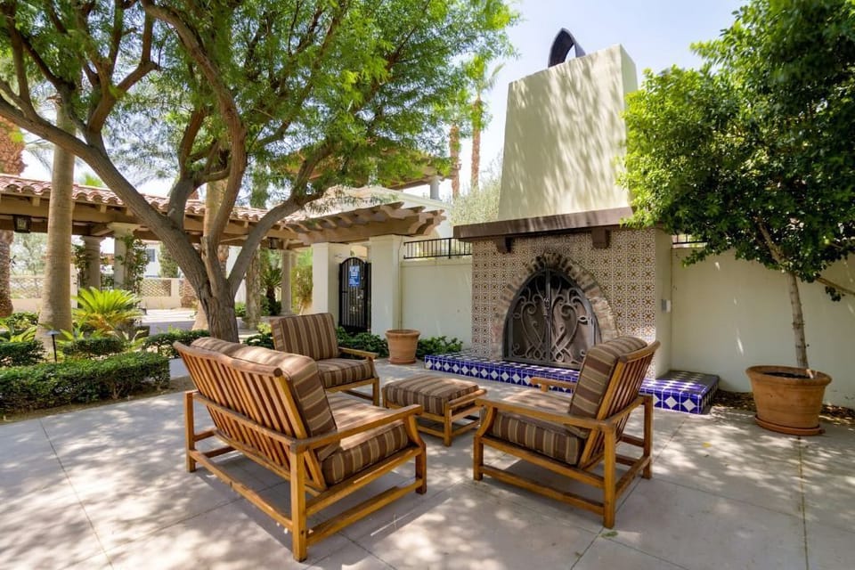 Outdoor fireplace