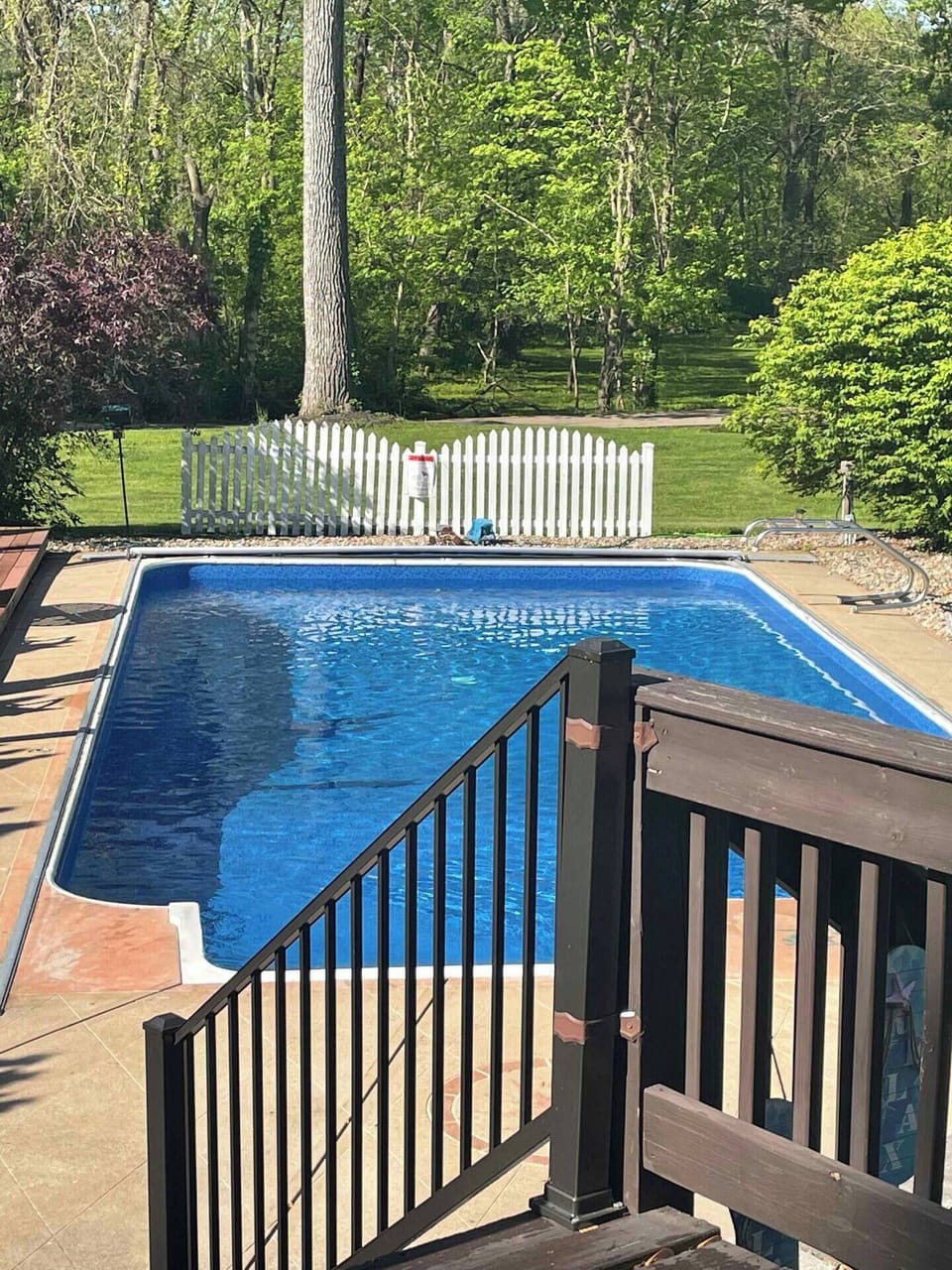 Private pool, newer liner, new pump and cover! In season, end May - end September