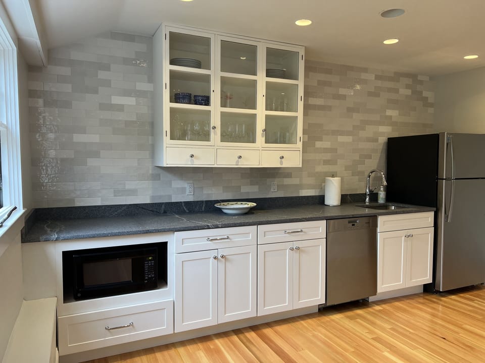 Second mini bar/kitchen area 