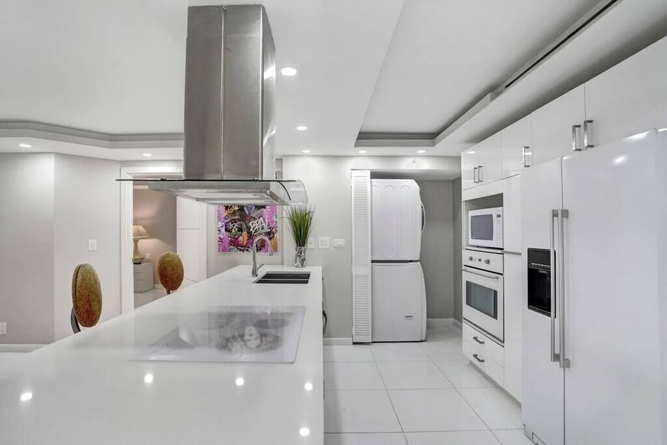 Fully equipped kitchen, seating for 2 at counter, washer/dryer