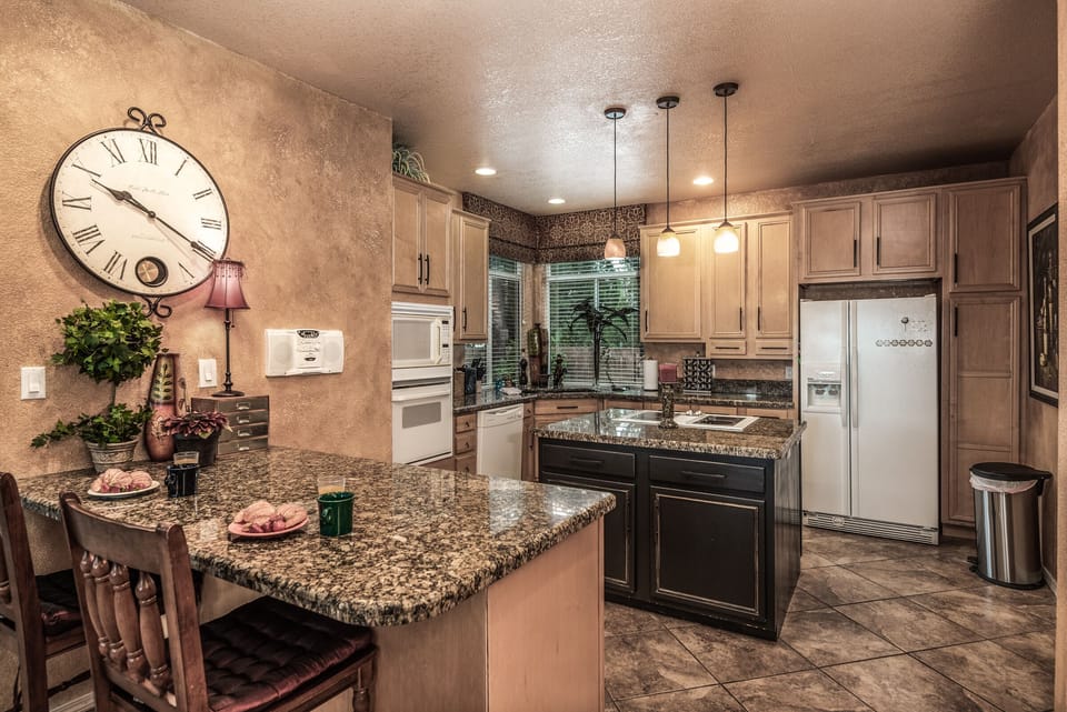 Full Kitchen - Breakfast Bar Seating for 2