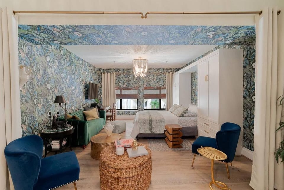 Jungle Suite. Queen size bed, clean linens, AC, Lounge area, Smart  Sony flat screen TV
