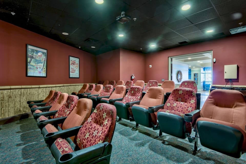 "In case of rain" chill in the on-site movie theater