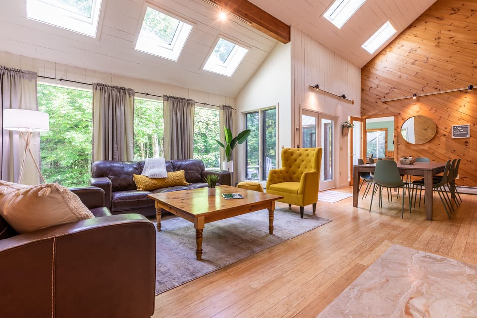 Large living room with plenty of seating for 12