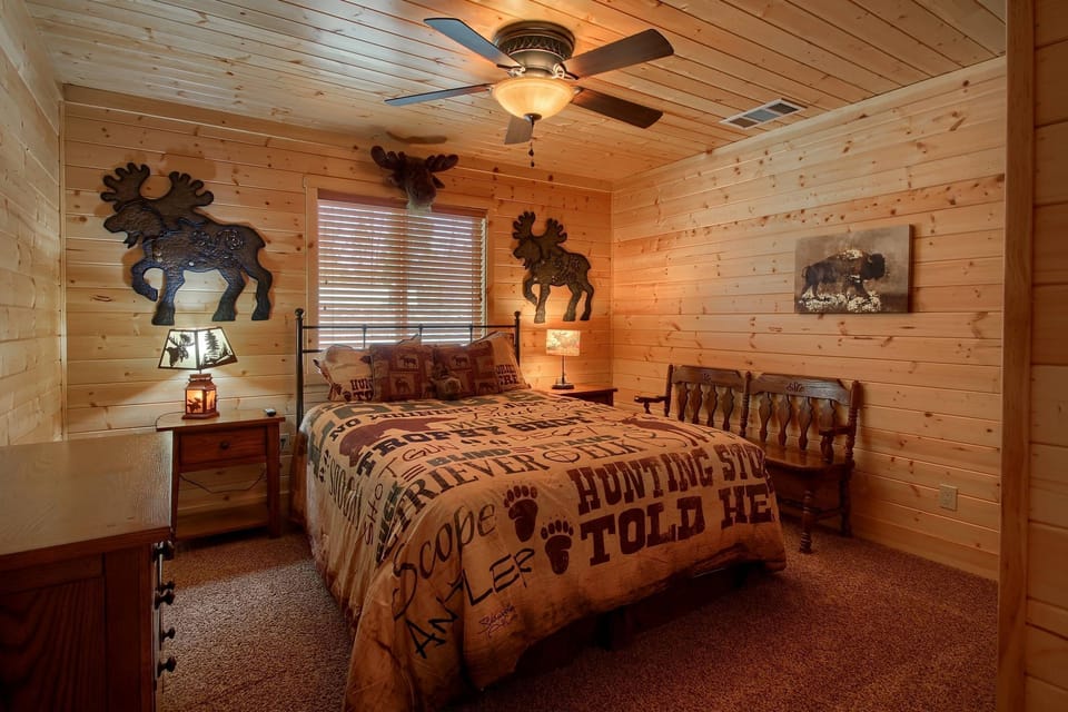 Adorable Queen bedroom with private tv.