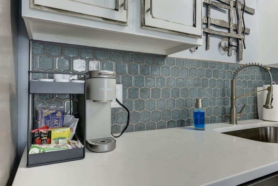 Enjoy a Keurig with a fully stocked selection of coffee pods, ensuring you can brew your favorite cup of coffee with ease. Whether you prefer bold, mild, or flavored brews, there's a pod for every taste to start your day right.