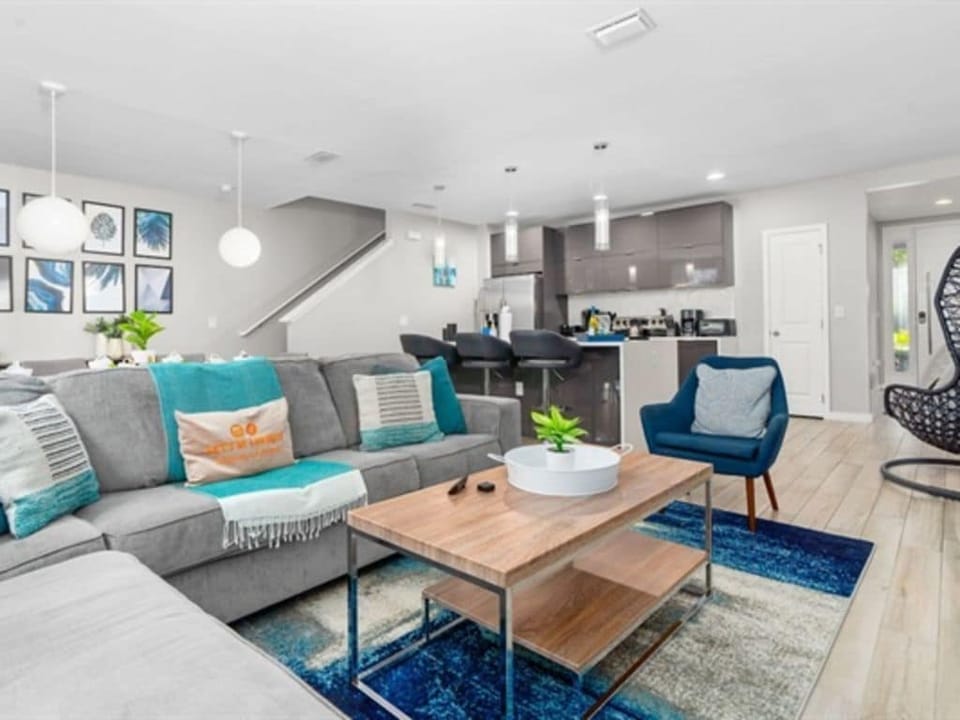 Welcome to our Le Reve Townhome only 20 min from Disney World!
