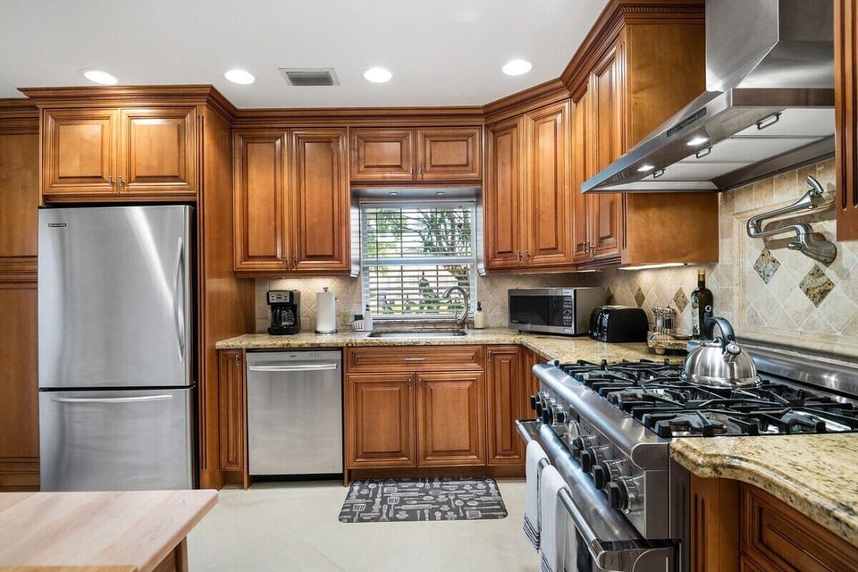 Cook up a family meal on our high-end Thermador Professional series gas range stove-top with a pot filler faucet. 