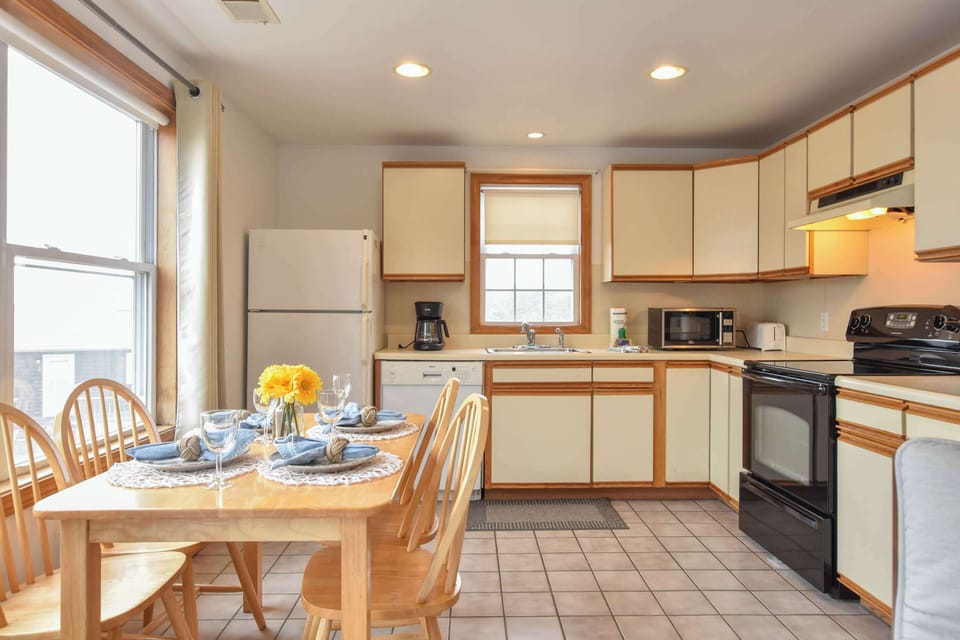 Eat-in kitchen
