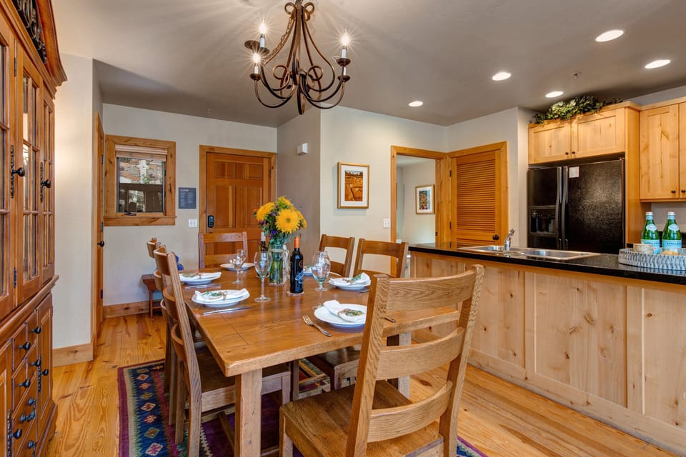 Dining Area with seating for 6
