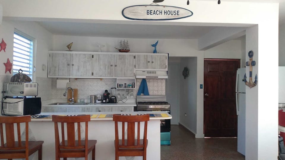 Full kitchen and kitchen counter.
