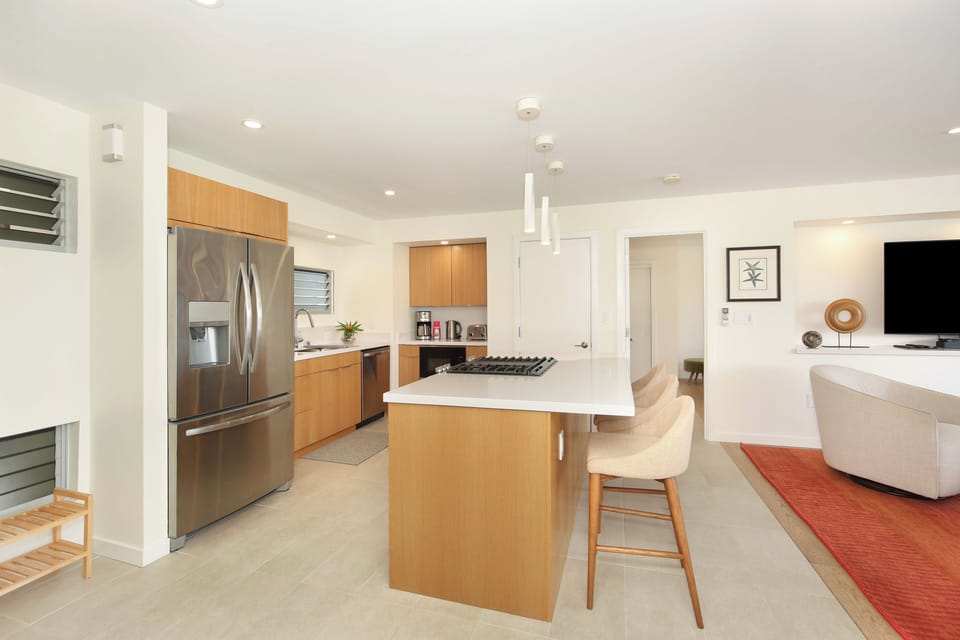 Spacious Full Kitchen