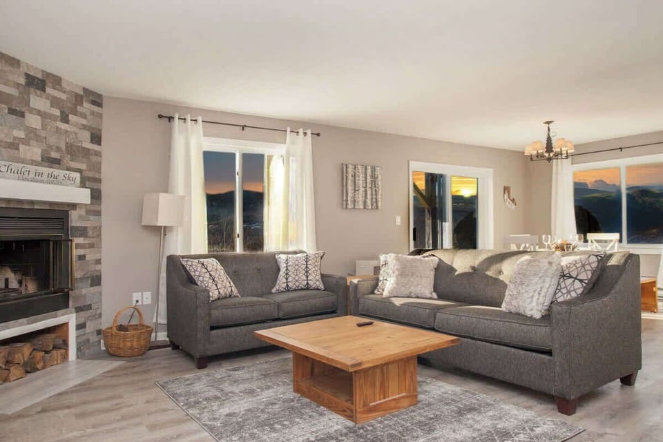 Gather ’round the cozy glow of our wood-burning fireplace and take in spring views of Mount Washington, Attitash Mountain Resort, and the Presidential Range as blooming trees and fresh mountain air welcome the season. 🌸