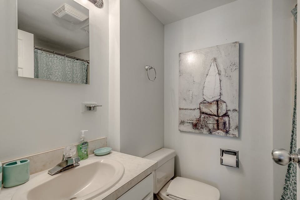 Bedroom 2 en-suite bathroom with tub / shower
