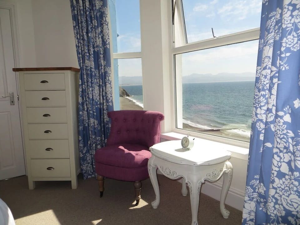 Family bedroom - king bedroom with adjoining bunk room and en suite