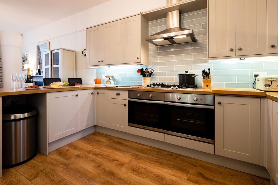 Glan y Mor kitchen/diner