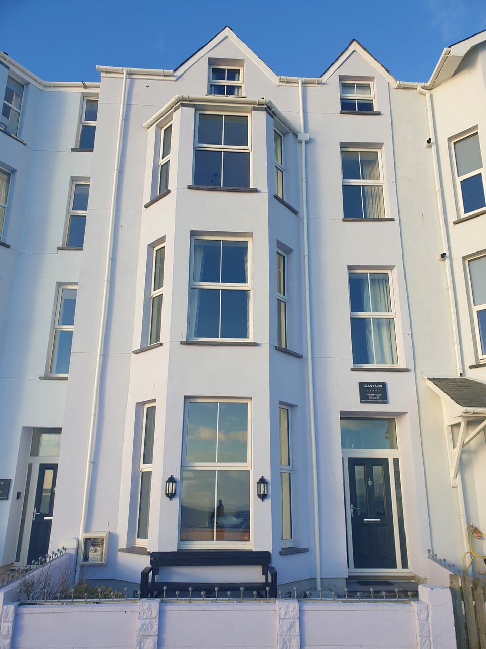 Glan y Mor located on the seafront in the lovely town of Criccieth
