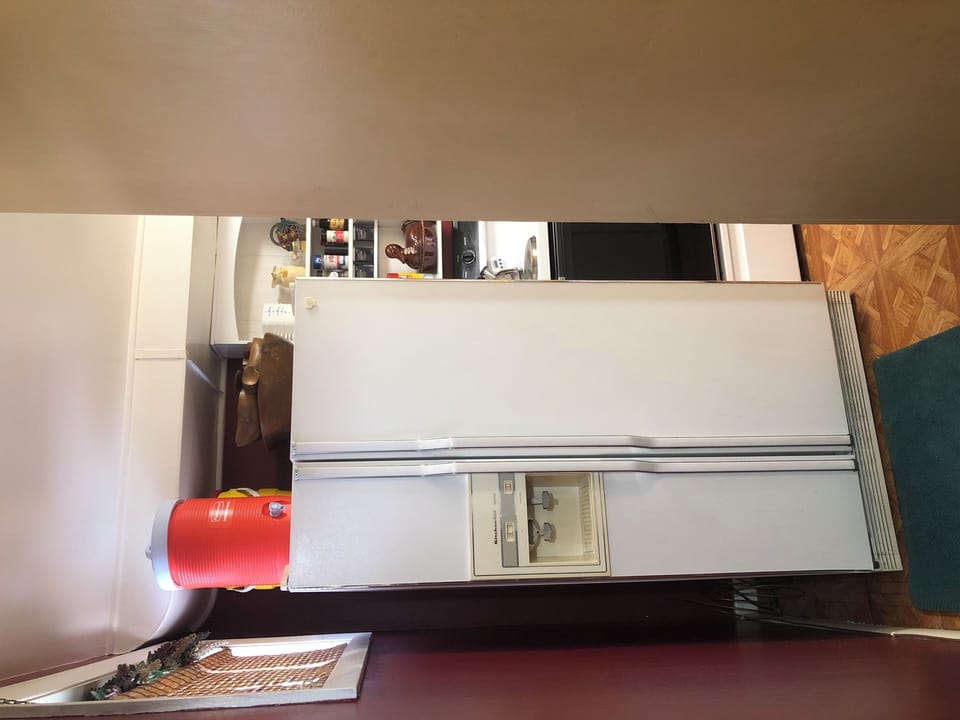 Refrigerator/freezer/icemaker