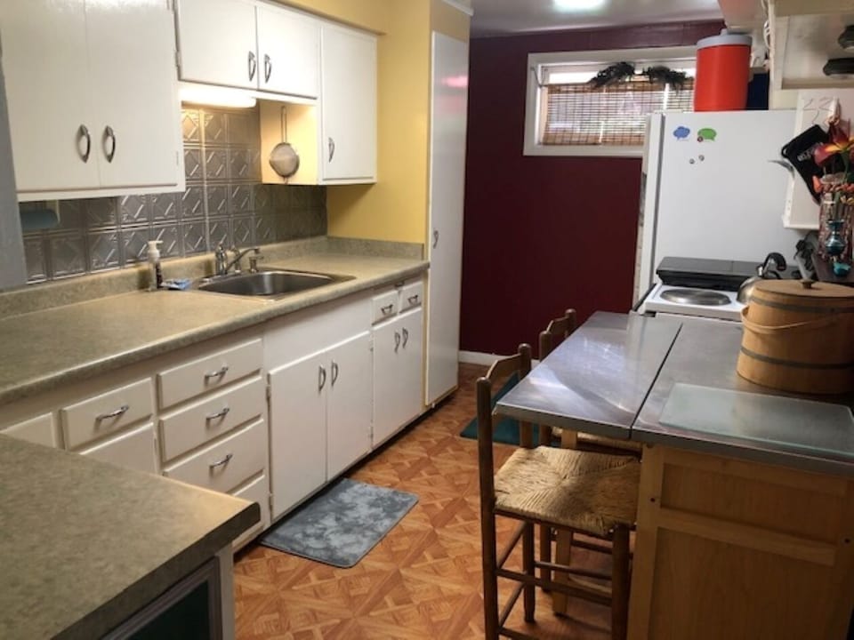 Kitchen seating area