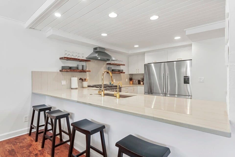 Fully-equipped kitchen with 4 breakfast bar stools