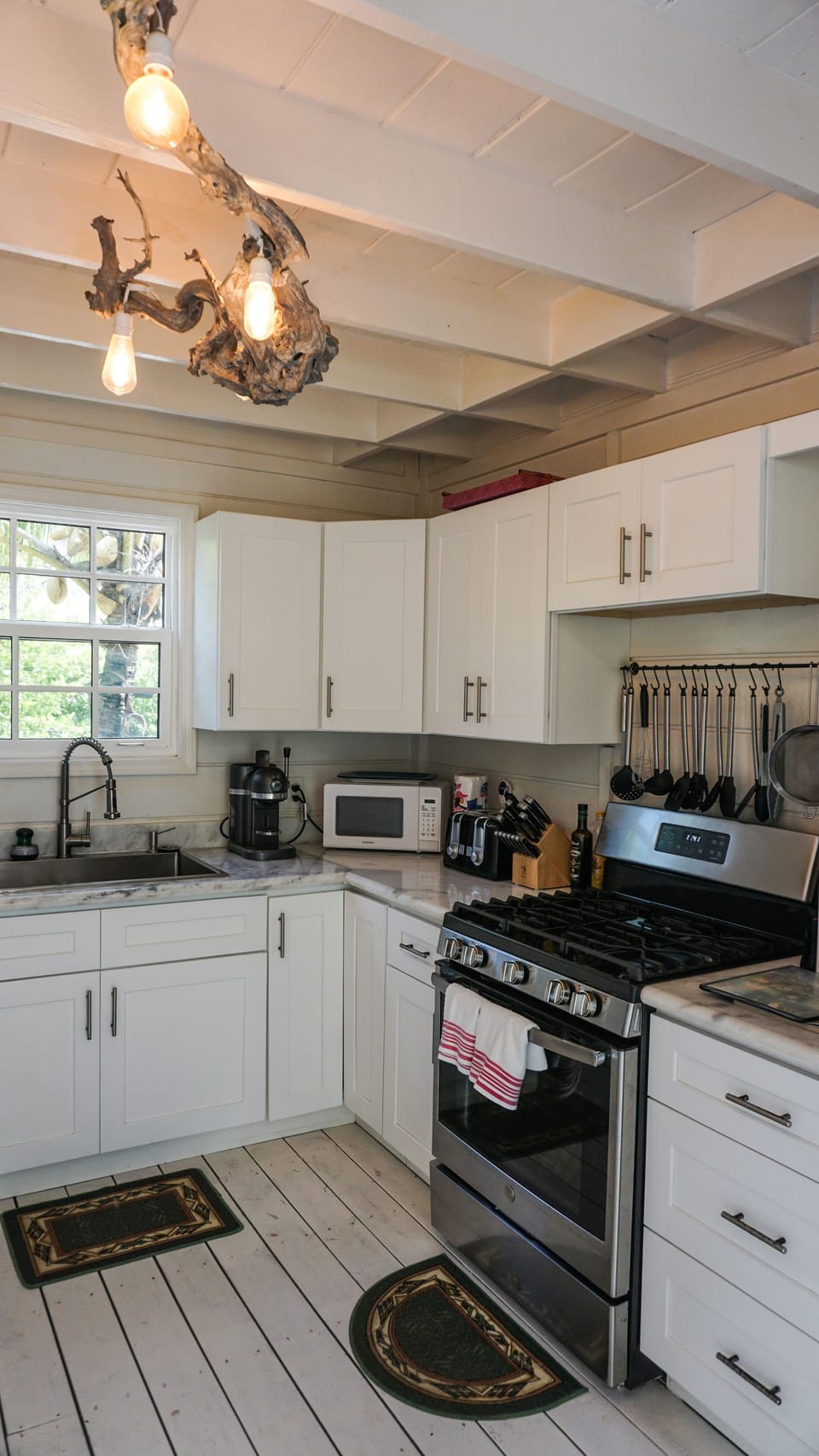 Full kitchen on main level 