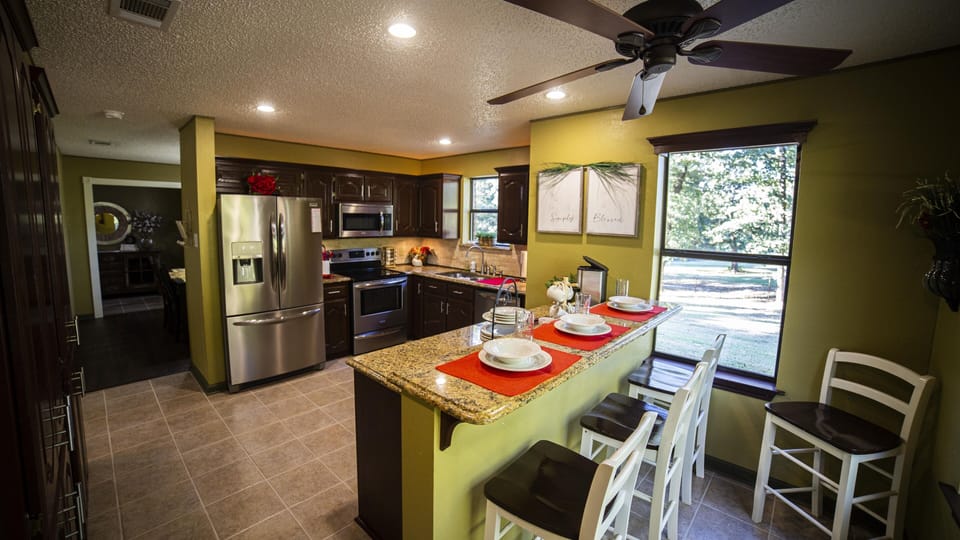 Full service kitchen with seating for 8-12