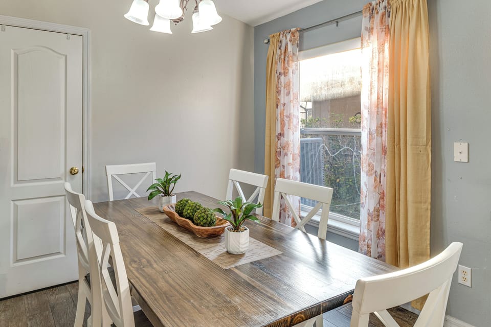 Dining Table | Dishware & Flatware