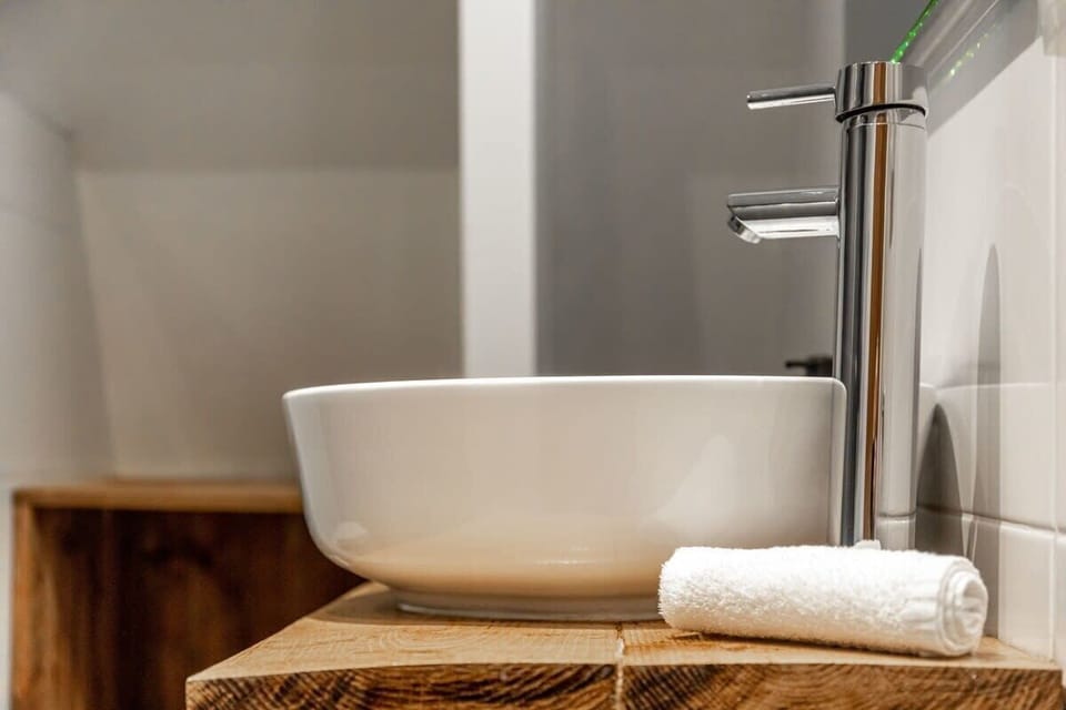 Sink in the full bathroom
