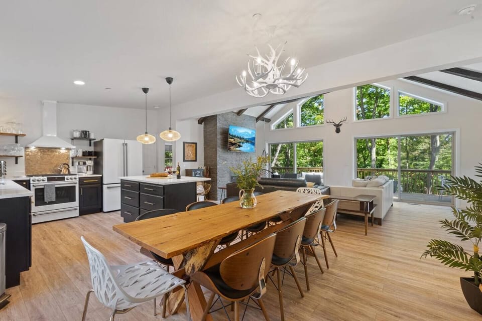 A live edge dining table for home cooked meals with views of the swaying trees is just amazing!