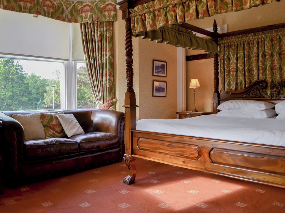 Four Poster bedroom | Newstead, Windermere