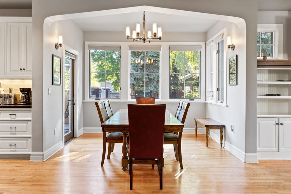 Formal seated dining for 10