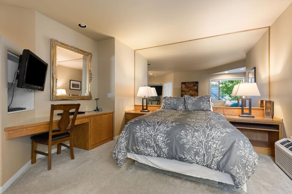 Queen guest suite