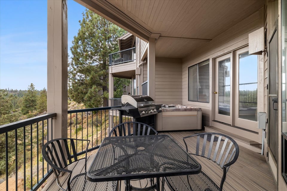 New deck and new hot tub w river views