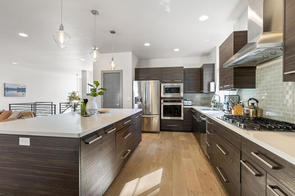 Gas cooktop, large kitchen