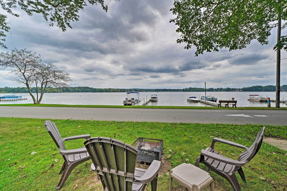 Private Yard | Wood-Burning Fire Pit | Gas Grill