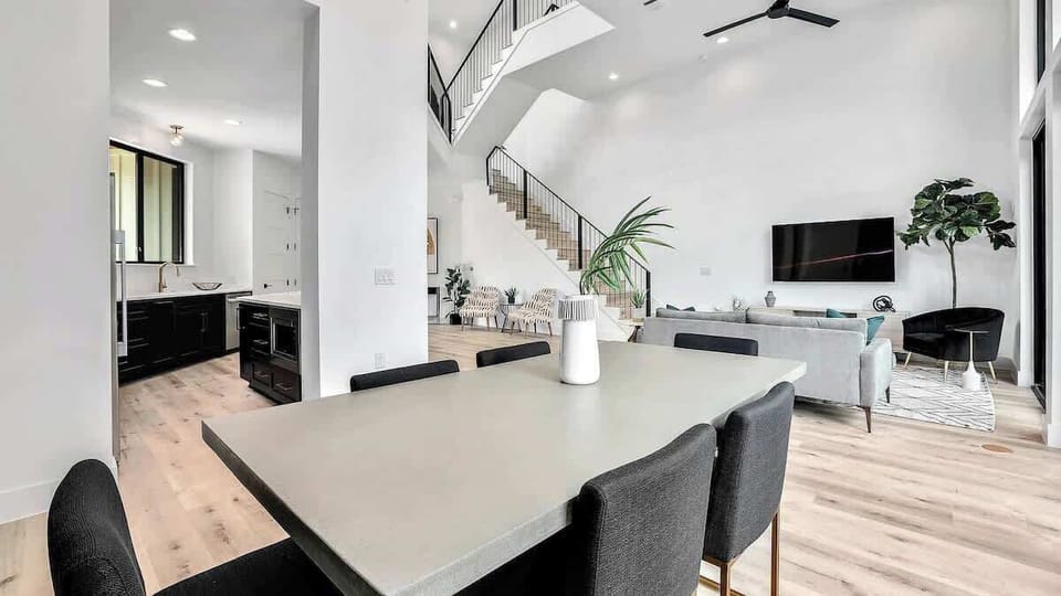 The dining area seats 6 