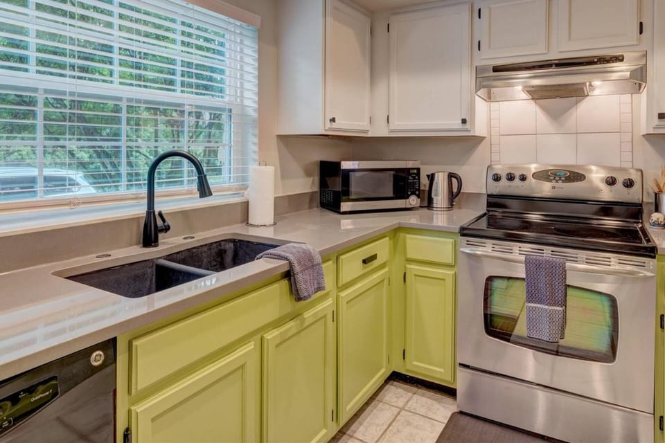 Fully equipped kitchen for the chef in your group.  Stay in and eat at home or explore all of the award winning restaurants Tampa has to offer