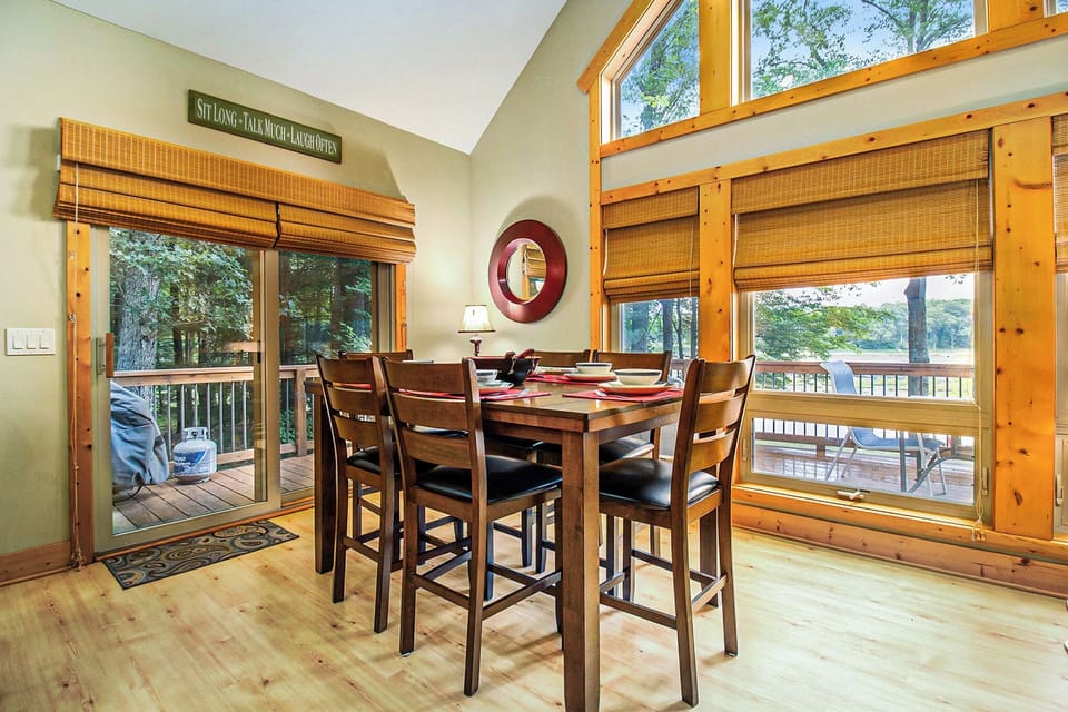 Dining Area - Dining Area and Dining Table with seating and service for 6.