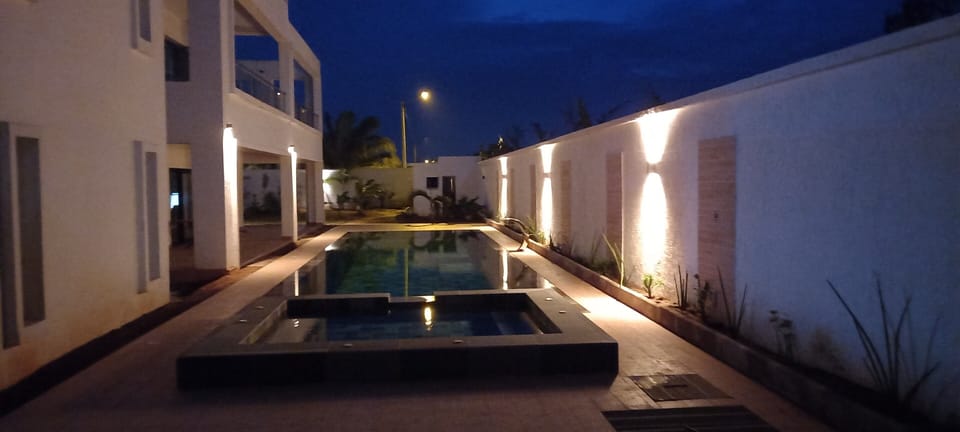 15 meter long swimming pool with a jaccuzi