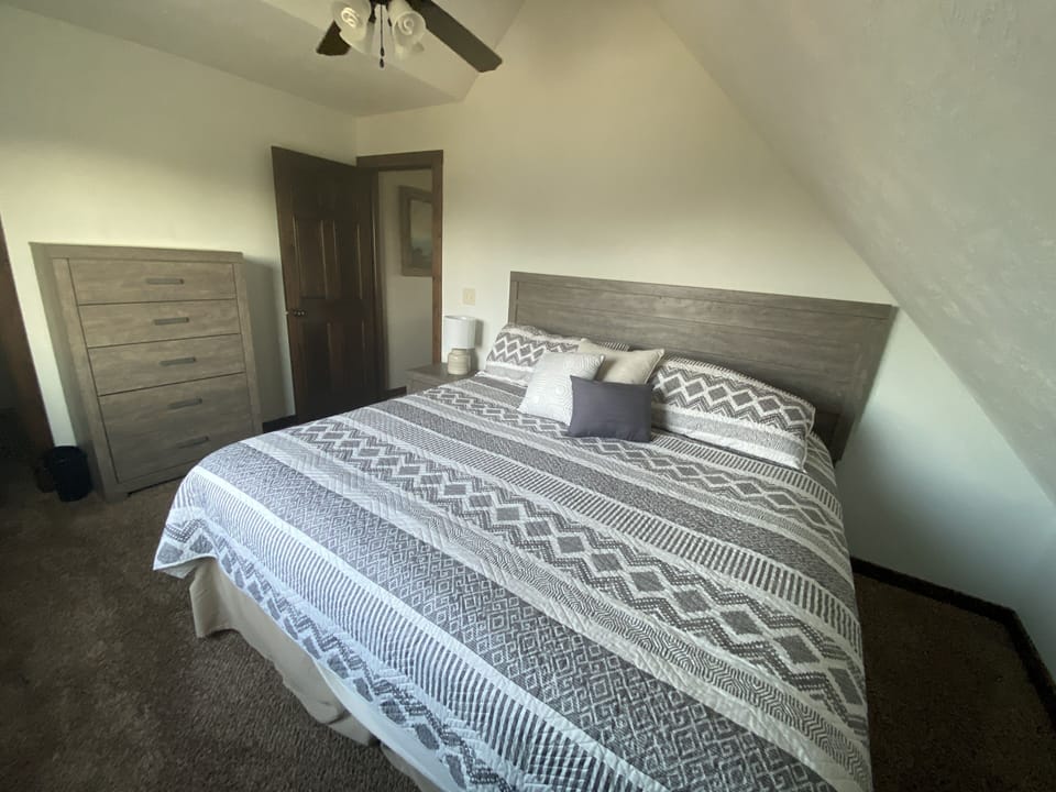 2nd bedroom - King bed