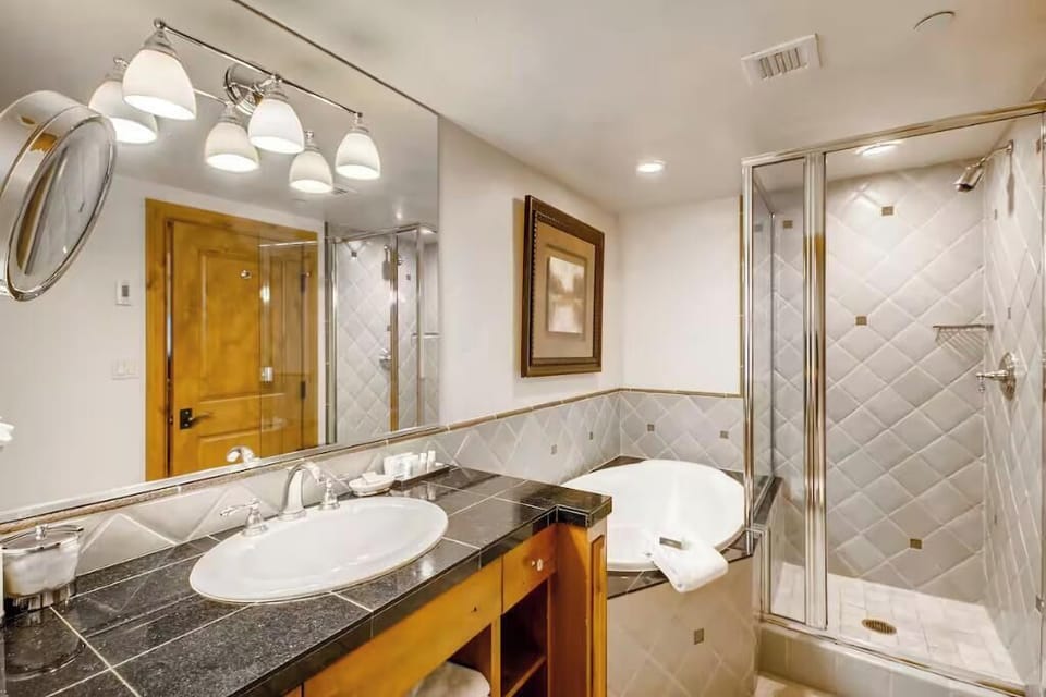 Gravity Haus King Bathroom