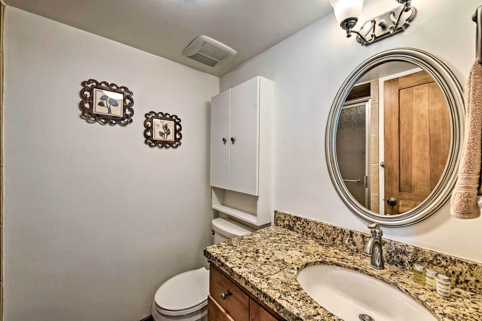 Full Bathroom | 1st Floor | Towels & Linens Provided