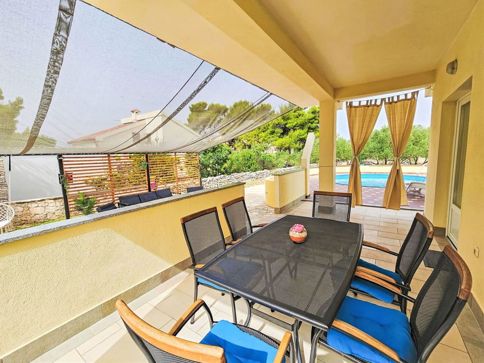 Table, Property, Building, Furniture, Couch, Window, Shade, Interior Design, Chair, Wood