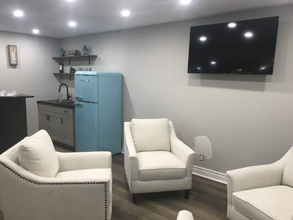 Wet Bar/ Kitchenette 