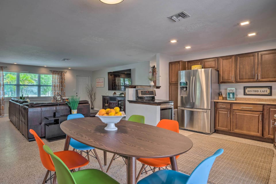 Dining Area | Dishware Provided