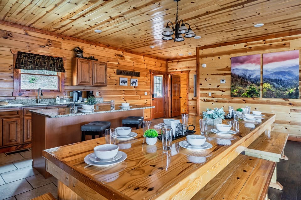 【Kitchen】Additional seating with bar stools along the kitchen island
