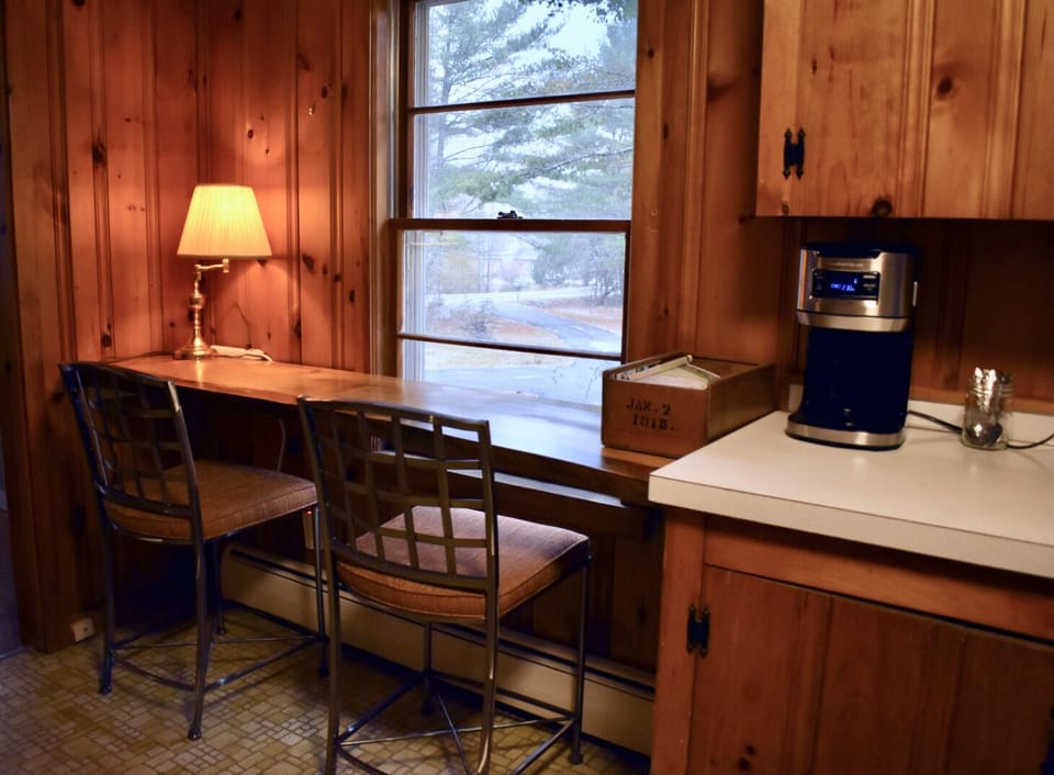 Kitchen/breakfast bar. Two counter height stools and dining table with 2 chairs.