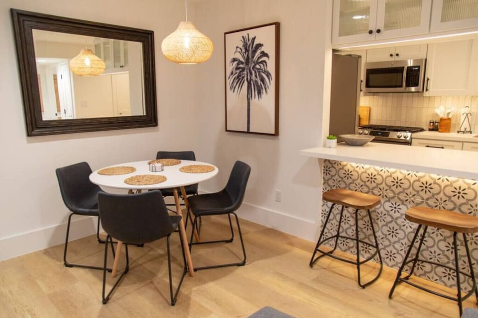 Dining area for 4 plus Kitchen Island for 2