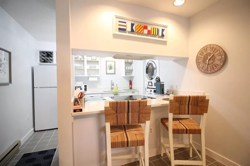 Enjoy Breakfast or a Snack at the Counter Bar!