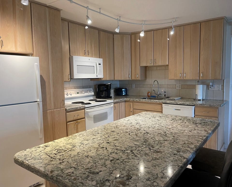 Large Island and fully equipped kitchen
